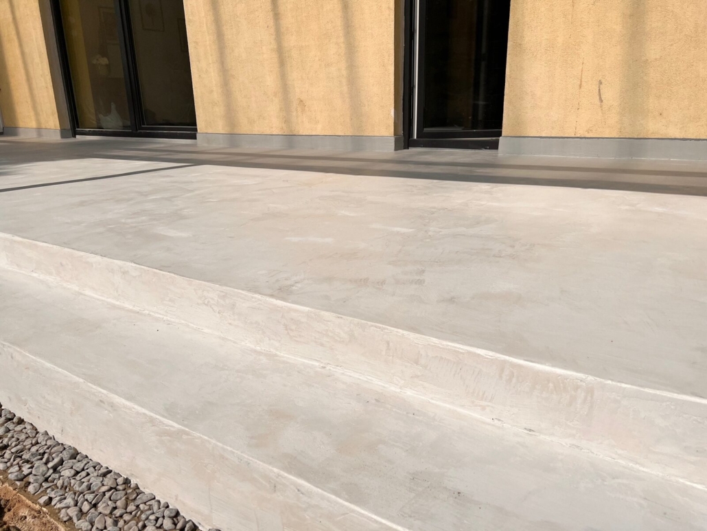 Beżowy mikrocement na podłodze i drewniane schody | Zement