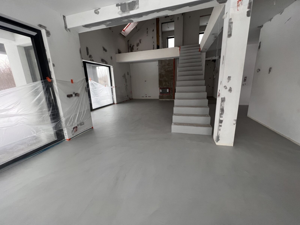 Mikrocement na podłodze w salonie – bezspoinowa posadzka i schody | Zement