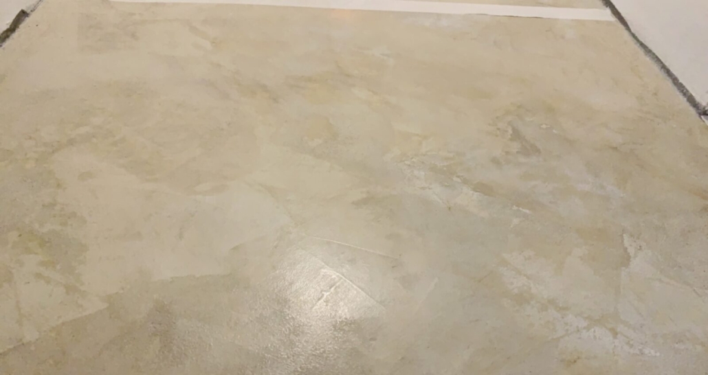 Schody z mikrocementu z drewnianą balustradą | Zement