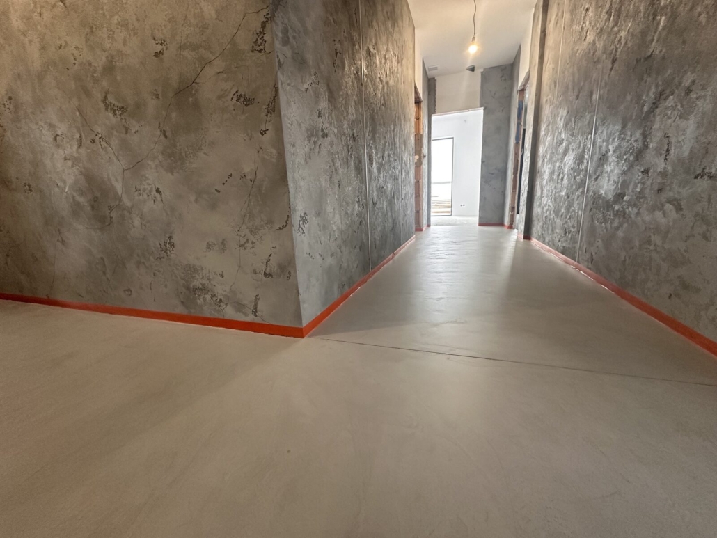Mikrocement na ścianach korytarza | Zement
