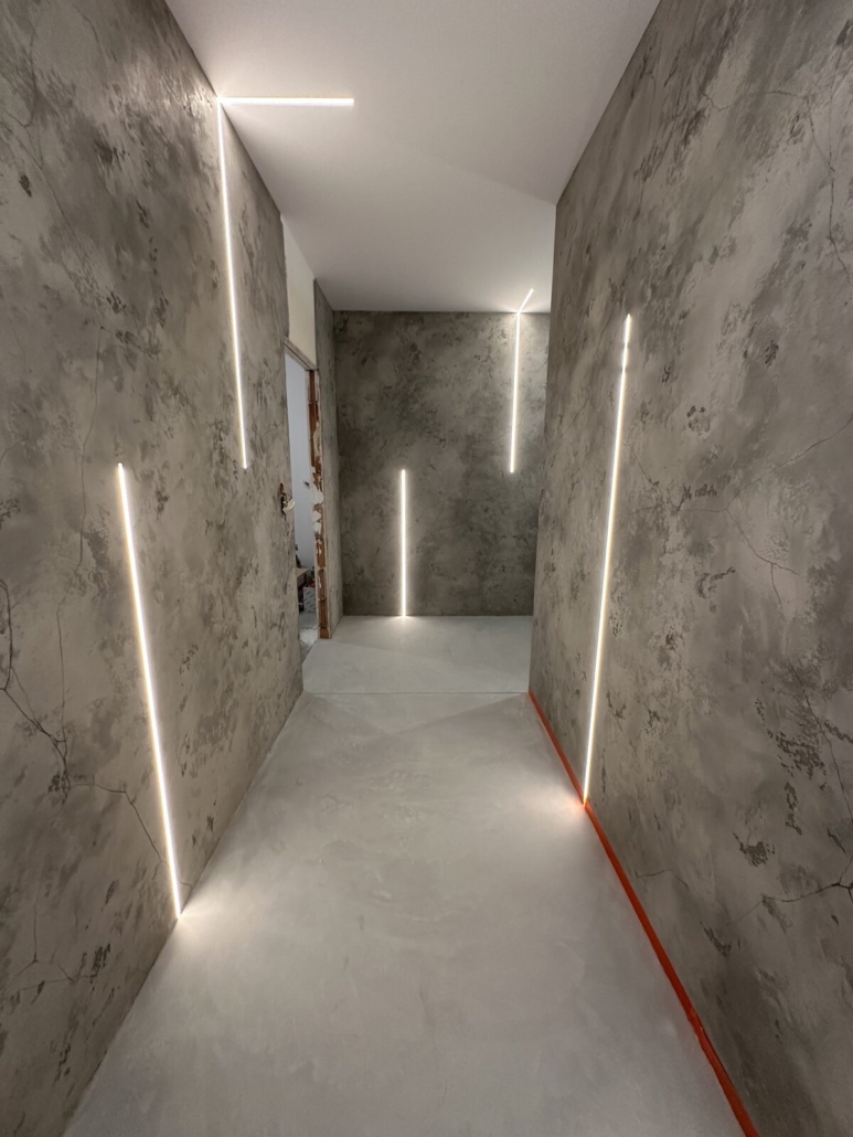 Ściana z mikrocementu w stylu loft z oświetleniem LED | Zement