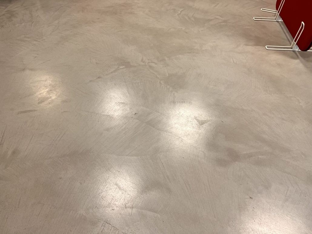 Mikrocement na ścianie przy oknie | Zement